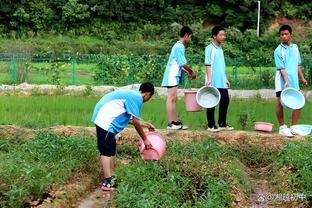 球迷在季中锦标赛现场山顶看台超远扔球 球砸了一下地板后命中